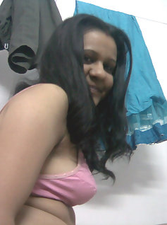 Hot Indian Punjabi Kudi Showing Boobs