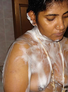 Busty Indian Aunty Nude Bath Pics Leaked