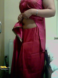 Pakistani Babe Fauzia Showing Panty To Lover