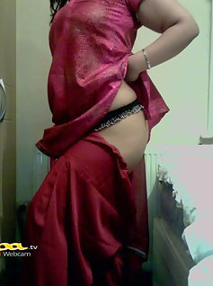 Pakistani Babe Fauzia Showing Panty To Lover