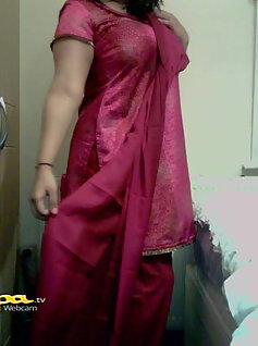 Pakistani Babe Fauzia Showing Panty To Lover